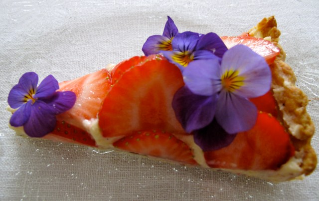 Jarðarberjabaka m/fjólum