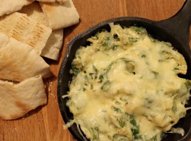 Heit ídýfa með þistilhjörtum og spínati