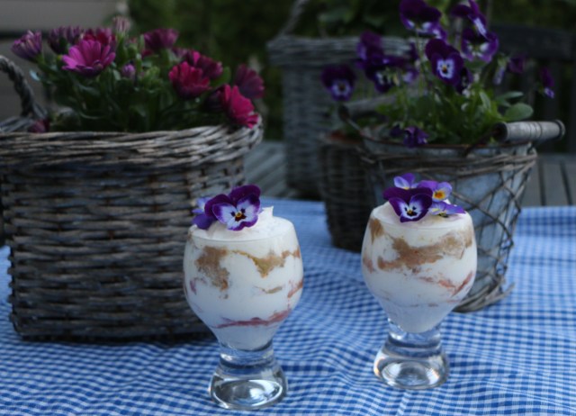 Skyr, rjómi og rabarbari